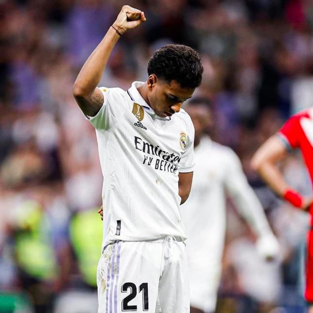 海报中，贝尔的侧脸占据了将近三分之二的画面，只见蓄有胡须的他低垂着头部和双眼，一 威尔史·密斯《焦点》曝片场照 赤裸上身耍棍棒 2013-09-16 由威尔·史密斯主演的喜剧片《焦点》(Focus)日前正在新奥尔良热拍，影片最新片场照也于近日曝光。