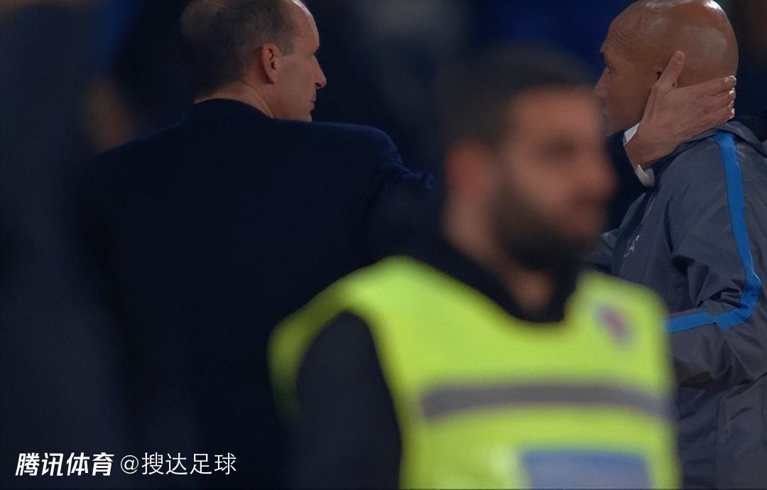 赵丽颖身穿闪耀白裙，黑白光影下的绰约身姿，红唇妆容精致，双眸清澈，披肩黑卷发更显优雅，升级当妈妈的她，身材依旧高挑纤瘦。