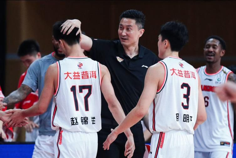 （图并文/CFP） 乔治·卢卡斯成今年美国最富名人 斯皮尔伯格第二 2018-12-20 近日，《福布斯》公布2018年美国名人富豪榜单，“星球大战之父”乔治·卢卡斯登顶成为今年最有钱的美国名人，他的净资产为54亿美元，这主要归功于他把卢卡斯影业卖给了迪士尼。